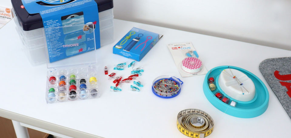 Zestaw podstawowych akcesoriów krawieckich do szycia.