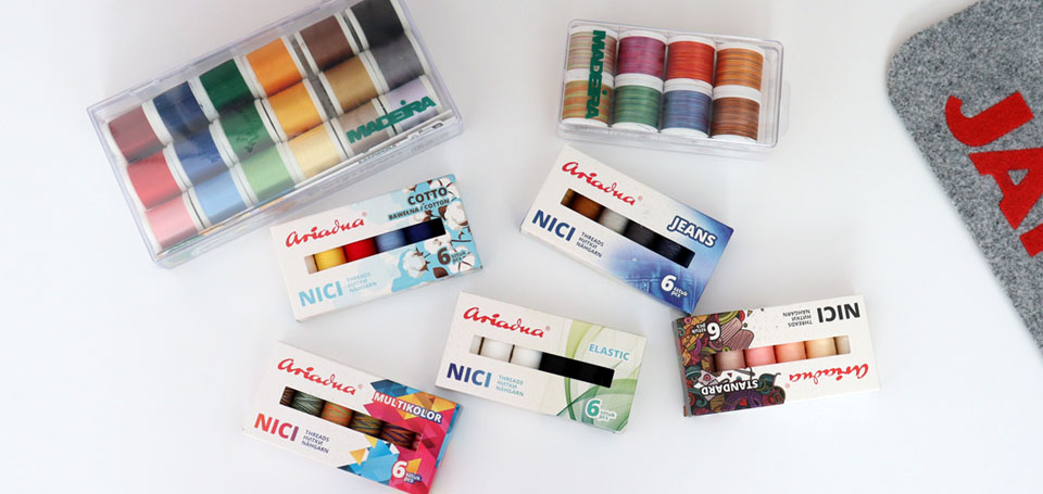 Zestaw kolorowych nici do maszyny do szycia