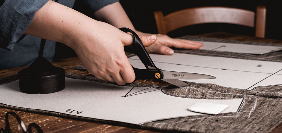 Profesjonalne nożyczki krawieckie do cięcia tkanin.