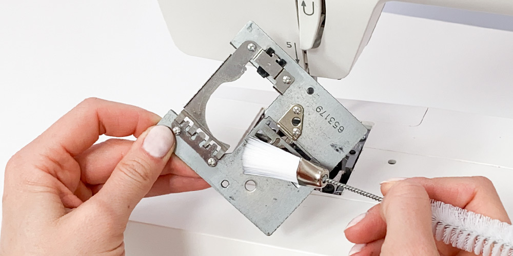 Czyszczenie ząbków transportera w maszynie do szycia