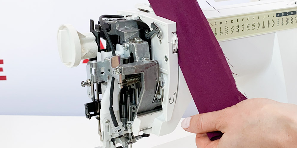 Jak wyczyścić naprężacz w maszynie do szycia?