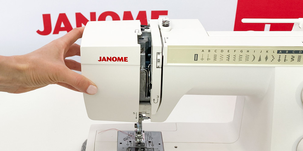 Czyszczenie maszyny do szycia - jak zdjąć górny element obudowy