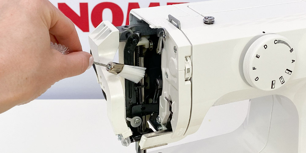 Czyszczenie igielnicy w maszynie do szycia