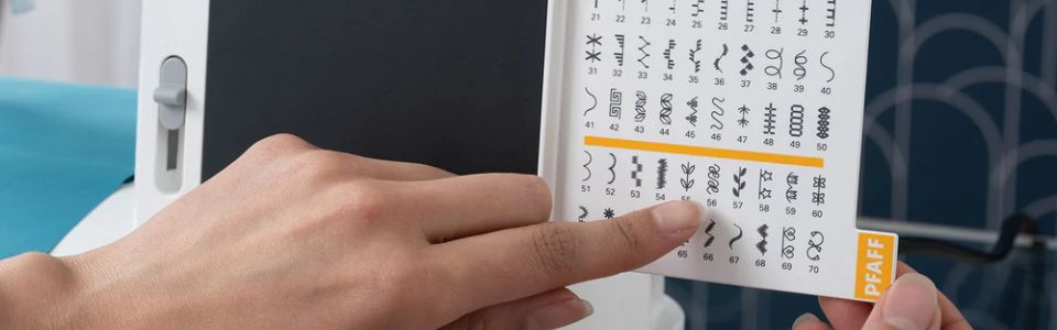 Zbliżenie na tabliczkę z symbolami programów ściegowych, które są dostępne w maszynie do szycia Pfaff Passport 3.0