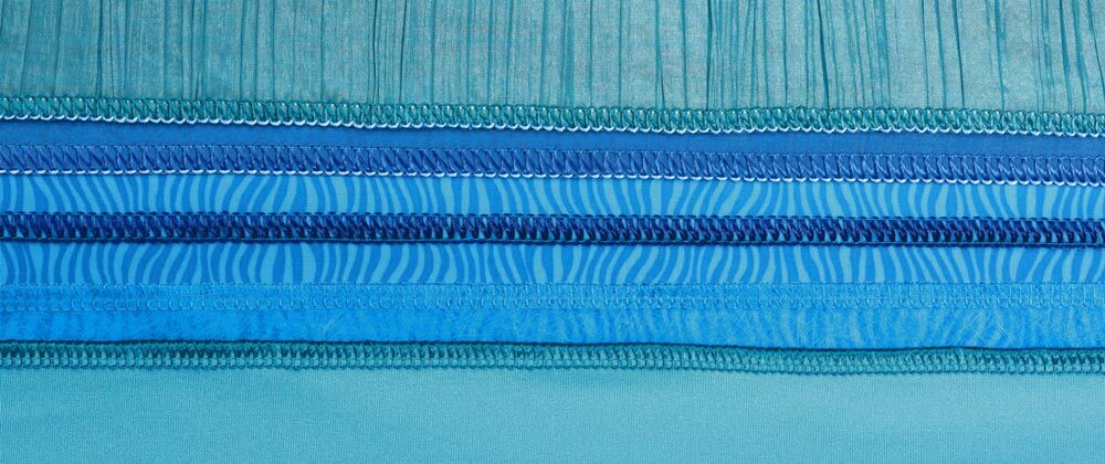 Kobieta szyje na owerloku Brother AirFlow 3000