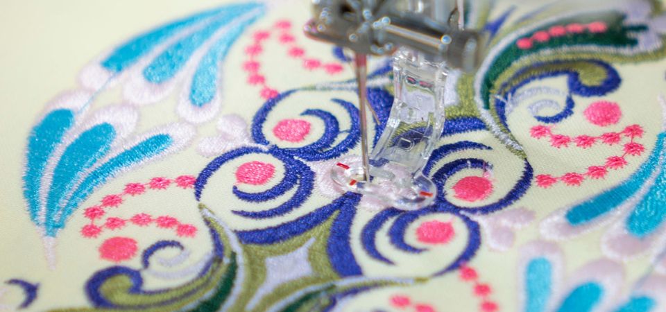 Przykładowy wzór haftowany na tkaninie maszyną Janome MC1000.