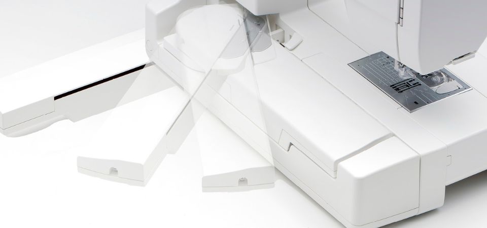 Łatwo rozkładany moduł haftujący w maszynie Janome MC1000