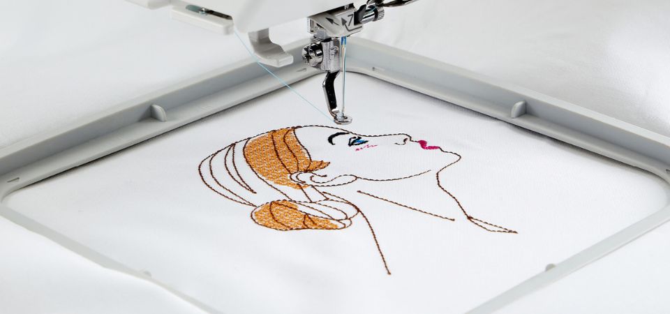 Wizerunek kobiety haftowany na tkaninie hafciarką Janome MC100E