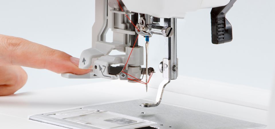 Nawlekanie nici na igłę przy użyciu wbudowanego nawlekacza w hafciarce Janome MC100E