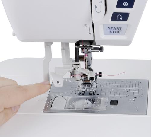 Nowoczesny nawlekacz igły z modelu Janome Skyline S5 AE