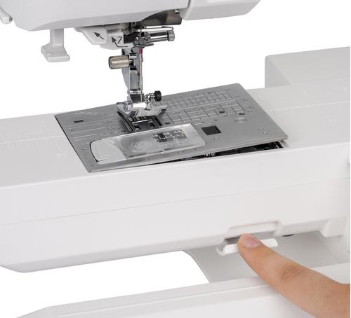 Łatwa wymiana płytki ściegowej w modelu Janome Skyline S5 AE